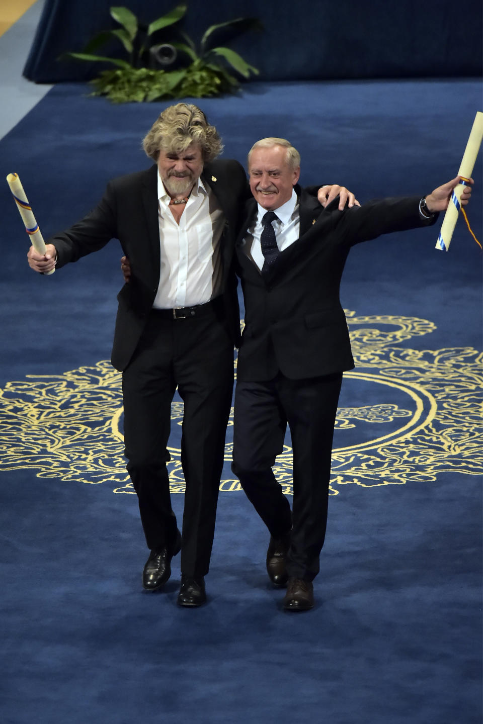 Reinhold Messner of Italy and Krzyzsztof Wielicki from Poland, right, gesture after receiving Princess of Asturias Award Sport from Spain's King Felipe VI at a ceremony in Oviedo, northern Spain, Friday Oct. 19, 2018. (AP Photo/Alvaro Barrientos)