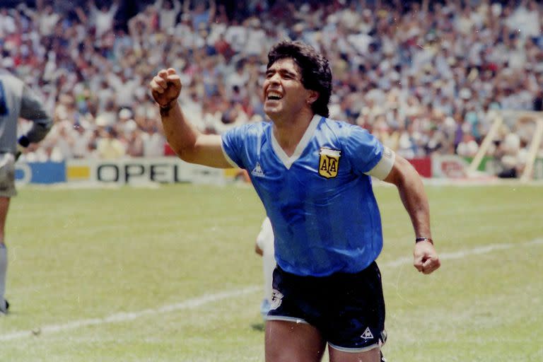 Diego Maradona empieza a sentir la euforia y la gloria; detrás sufren Shilton y Butcher (tapado).