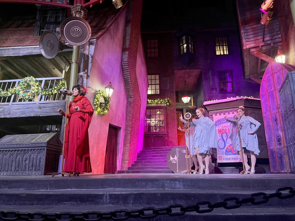 live entertainmnt in the wizarding world of harry potter at universal orlando