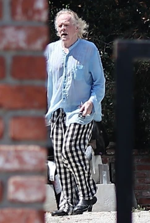 Nick Nolte nos tiene acostumbrados a sus looks excéntricos y poco combinados. En esta oportunidad, el actor vistió una camisa celeste con pantalones a cuadros en blanco y negro. Su camisa empapada daba cuenta de las altas temperaturas que azotan a los Estados Unidos por estos días