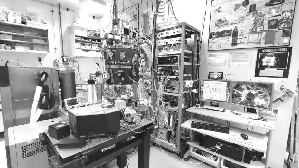 Sistema de simulación MARTE que incluye: la cámara de vacío, el sistema óptico de espectrometría visible y ultravioleta, los criostatos para el portamuestras de MARTE y del BGR (Biological Geological Reactor), el carro de gases para la creación de atmósferas y el espectrómetro de masas cuadrupolar mediante bombeo diferencial. Jesus Sobrado (CAB, INTA-CSIC)