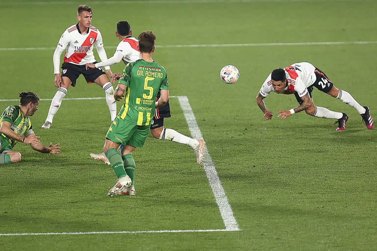 El momento exacto en el que Enzo Pérez convierte el segundo gol de River frente a Aldosivi.