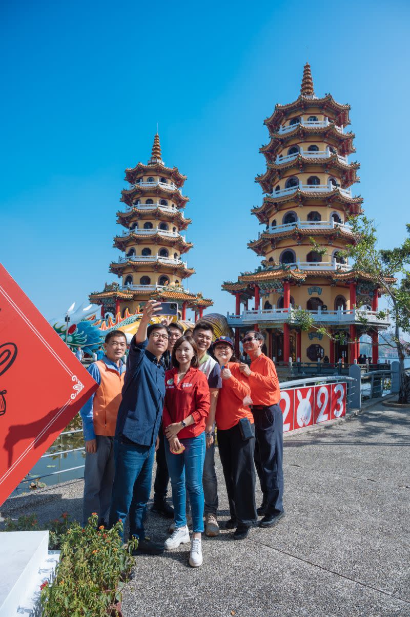 ▲今天陳其邁在高雄蓮池潭發送兔年小紅包和春聯，不僅領取紅包春聯，也與民眾開心玩自拍。(圖／記者郭凱杰翻攝）