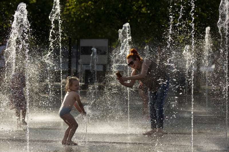 2018年夏天，熱浪侵襲歐洲，俄羅斯民眾泡水降溫（AP）