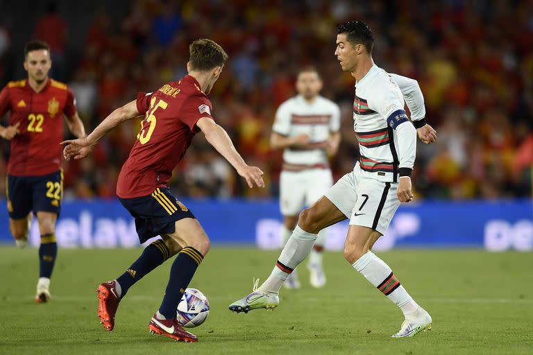 Cristiano Ronaldo, que maniobra frente a Diego Llorente, jugó unos pocos minutos en el 1-1 de Portugal como visitante de España.