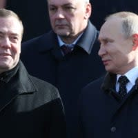 Der russische Präsident Wladimir Putin redet mit Ex-Kreml-Chef Dmitri Medwedew.