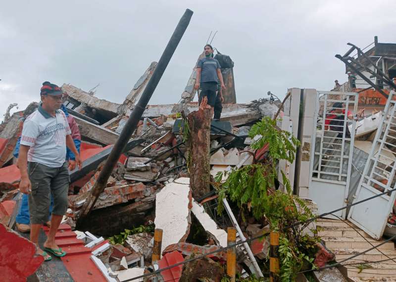 印尼東部蘇拉威西島15日發生規模6.2強震，至少34人死亡、600餘人受傷。（AP）