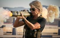 Frauen, die ganz dicke Wummen selbst in die Hand nehmen? Die Regel ist das immer noch nicht - auch wenn in "Terminator: Dark Fate" Linda Hamilton einmal mehr als Sarah Connor zur XXL-Kanone griff. (Bild: 2019 Twentieth Century Fox)