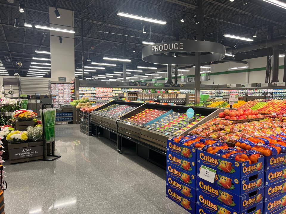 Publix opens at Lake Washington Crossing Shopping Center in Melbourne.