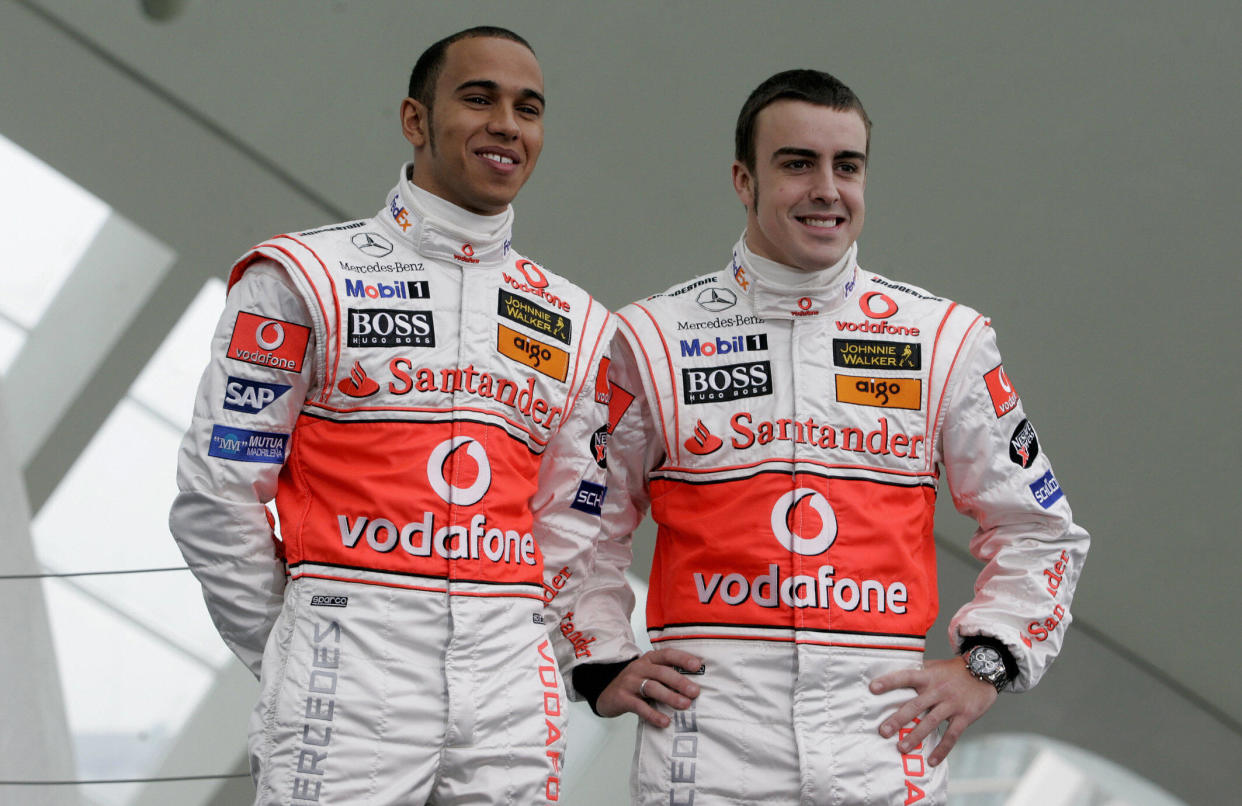 Lewis Hamilton y Fernando Alonso cuando eran compañeros de equipo en McLaren en 2007. (Foto: Jose Jordan / AFP / Getty Images).