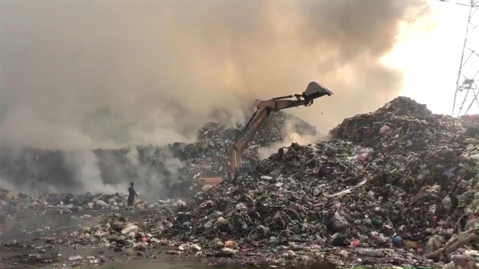 南投草屯垃圾場大火  消防局控制火勢南投縣草屯鎮垃圾轉運暫置場20日凌晨起火，好幾公里外都能看到熊熊烈火，消防局20日上午控制火勢，持續處理中，但燃燒惡臭味仍飄到草屯、南投市等地。（翻攝照片） 