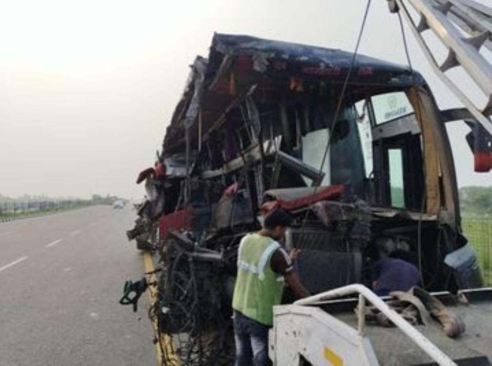 印度雙層巴士嚴重車禍，車身被削去一半。（翻攝X）