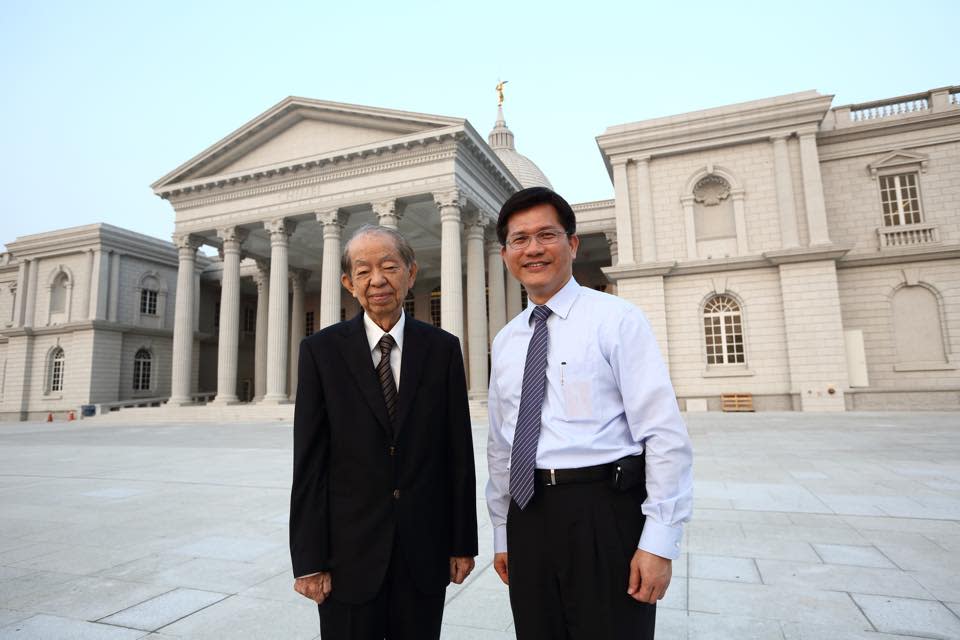 奇美實業創辦人許文龍（左）與總統府秘書長林佳龍。   摘自林佳龍臉書（資料照片）