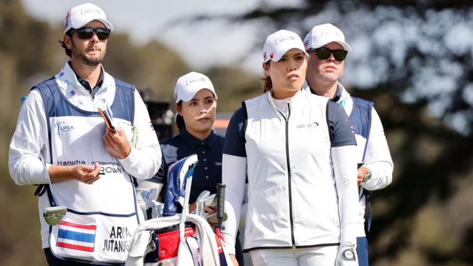 Moriya Jutanugarn (izquierda) y Ariya Jutanugarn (derecha) del equipo de Tailandia miran desde el hoyo 12 durante su partido de campeonato en el Hanwha LIFEPLUS International Crown.