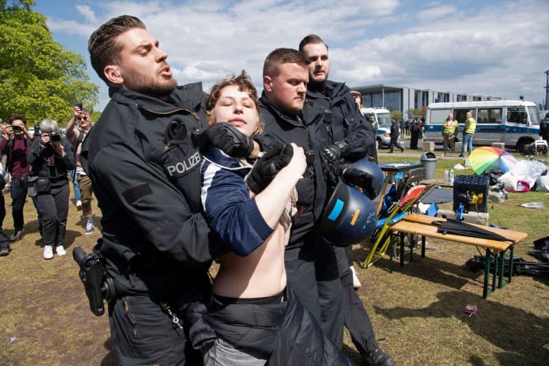 Police officers clear the pro-Palestinian protest camp outside the German Bundestag. Paul Zinken/dpa