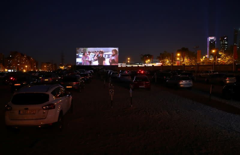 Los asistentes a la película "Grease" durante la reapertura del autocine Autocine Madrid RACE, en Madrid, España