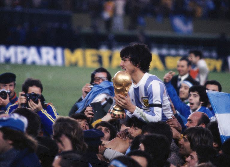 Daniel Passarella, con la Copa del Mundo, en el Monumental, año 1978