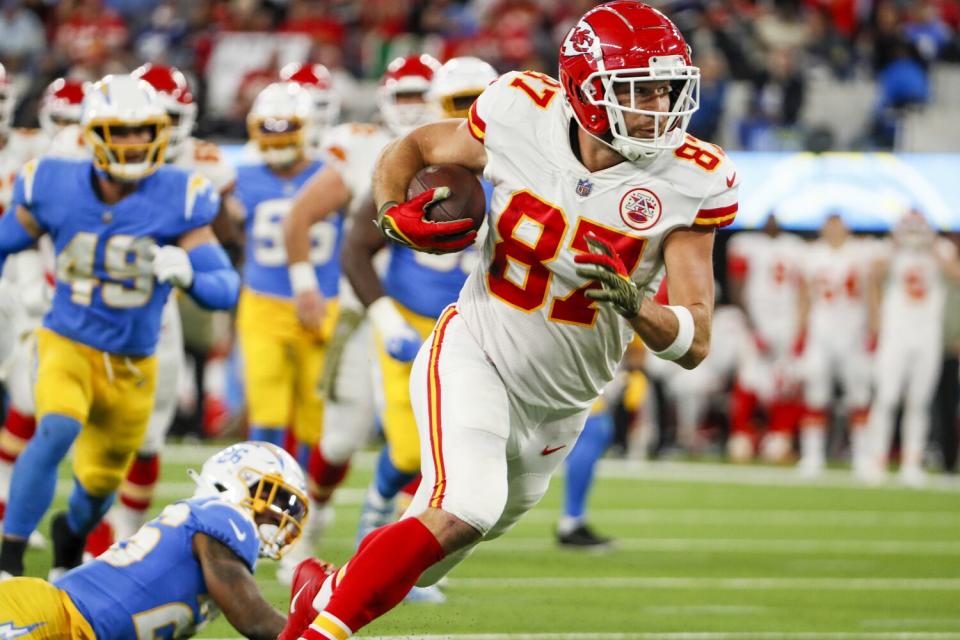 Chiefs tight end Travis Kelce (87) turns upfield on a touchdown catch against the Chargers.