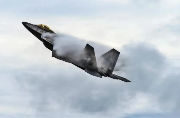  F-22 擁有強大的機動能力。 圖：翻攝自 海事先鋒 