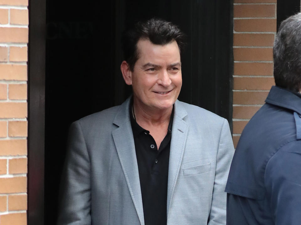 Charlie Sheen ha sido acusado de violar a un menor en el foro del film “Lucas”.