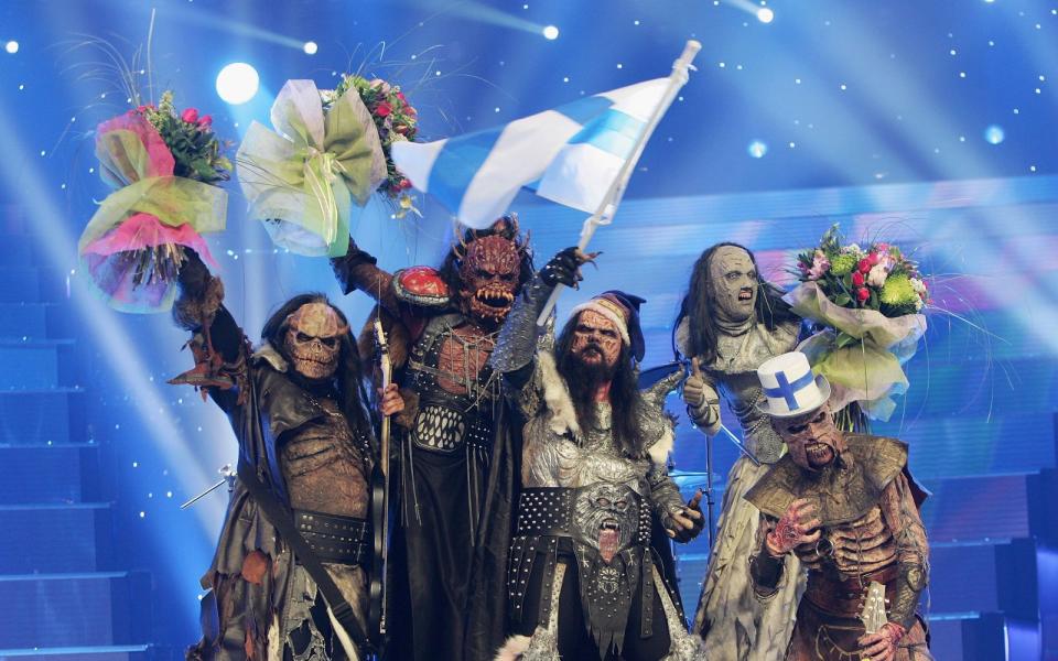 <p>Auch mit 16 Jahren Abstand fragt man sich, wie das passieren konnte: 2006 gewannen Lordi in Athen sensationell den Eurovision Song Contest - inklusive Blumenstrauß! Wer hätte es gedacht: Das ESC-Publikum liebt Monster und Zombies! (Bild: 2006 Getty Images/Sean Gallup)</p> 