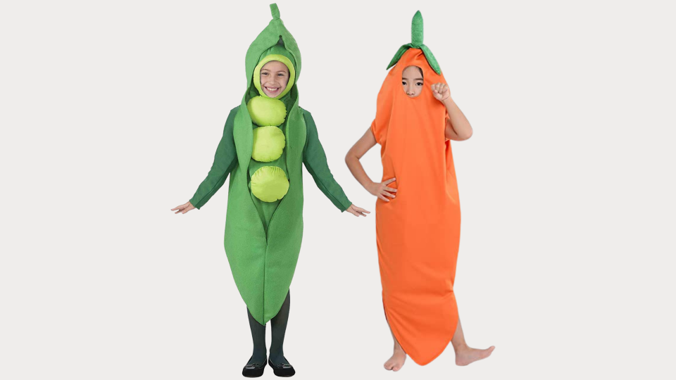 Sibling Halloween costumes: Peas and carrots