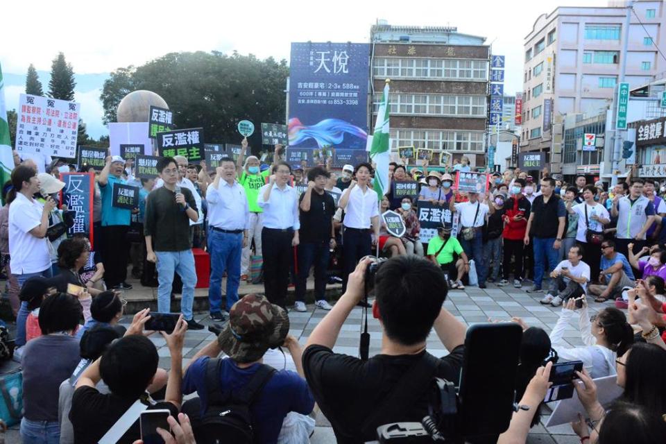 綠營發起「反濫權、護民主」全台宣講，今天在花蓮市舉行首場活動，支持者到場聽講。（王志偉攝）