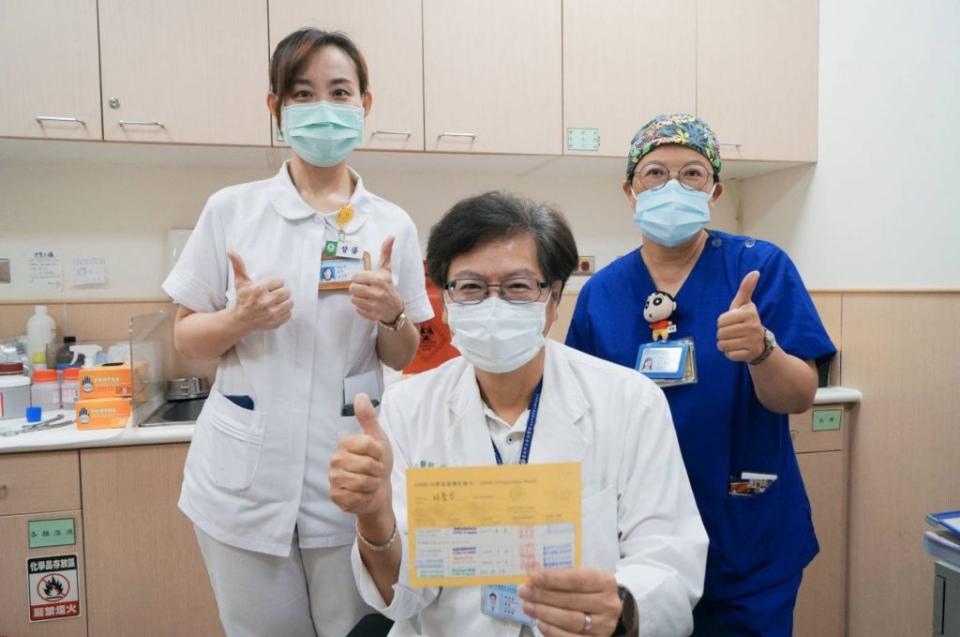 安南醫院院長林聖哲（中）院內帶頭施打第四劑新冠疫苗，提升保護力。（安南醫院提供）