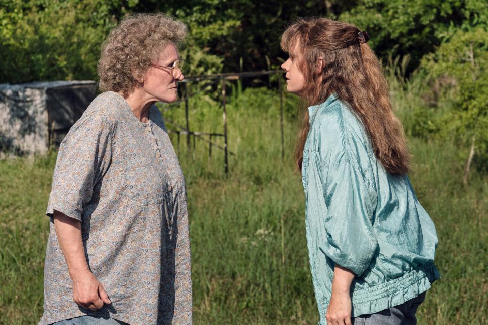 The actors Glenn Close and Amy Adams in a movie scene.