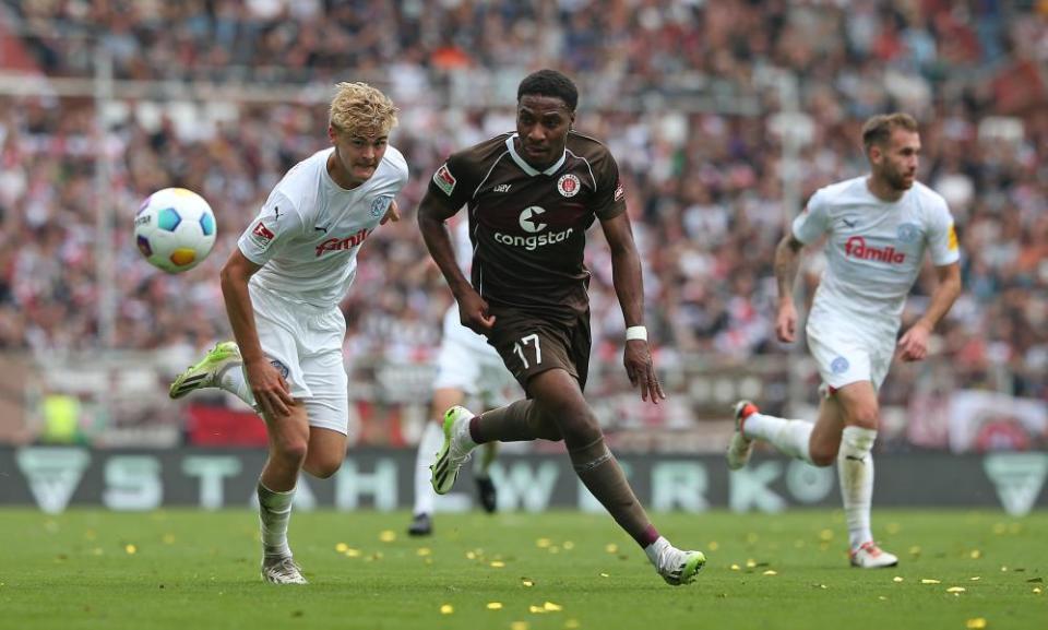 Dapo Afolayan on the ball in the match against Holstein Kiel