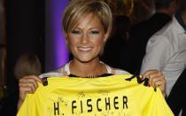 Auch von ihr ist - trotz des Trikotbildes - kein eindeutiges Statement bekannt: Ist Helene Fischer wirklich Fan von Borussia Dortmund? Oder schlägt ihr Herz doch für den FC Bayern? So ganz genau weiß keiner, welchem Verein die Schlagerkönigin die Daumen drückt. (Bild: Andreas Rentz/Getty Images)