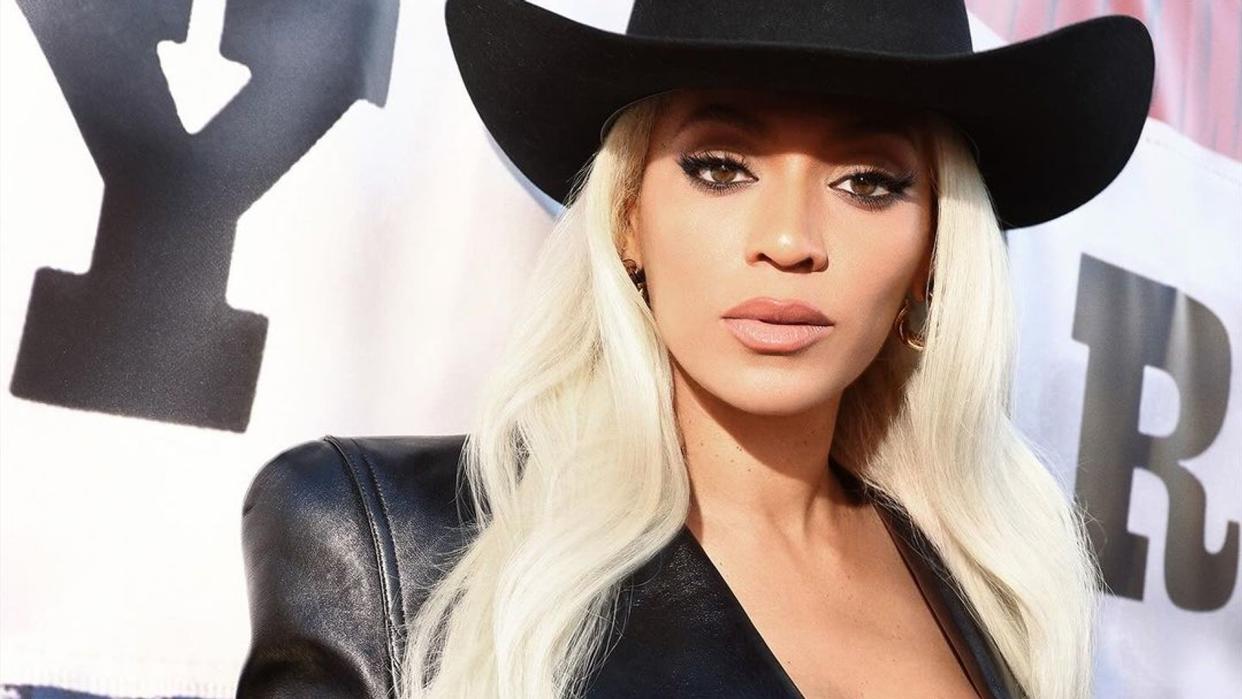 Beyonce with blonde hair and a black cowboy hat