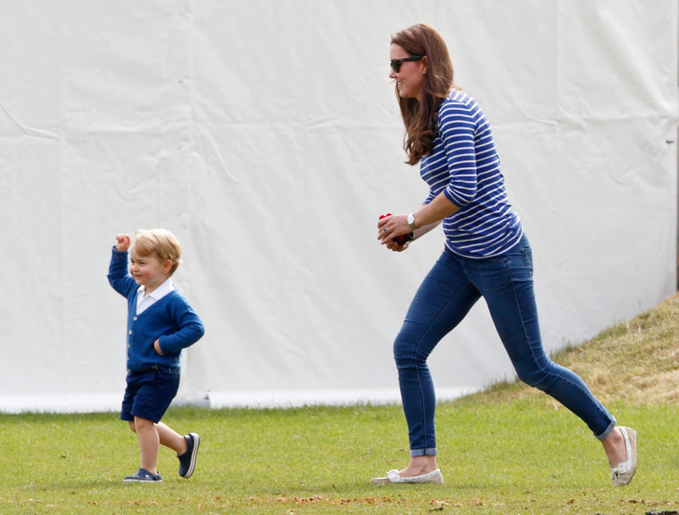 <p>Einige unserer Lieblingsaufnahmen zeigen Herzogin Kate mit ihren Kindern. Dieses Bild von 2015 zeigt die beschäftigte Mutter, die einem jungen Prinz George hinterherläuft.<br>(Bild: Getty Images) </p>