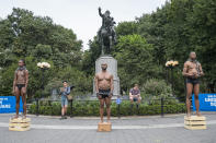 <p>Drei Performancekünstler machen mit ihrer Aktion auf dem Union Square in New York auf die Ungleichbehandlung von schwarzen Mitbürgern aufmerksam. (Bild: ddp Images/Albin Lohr-Jones) </p>