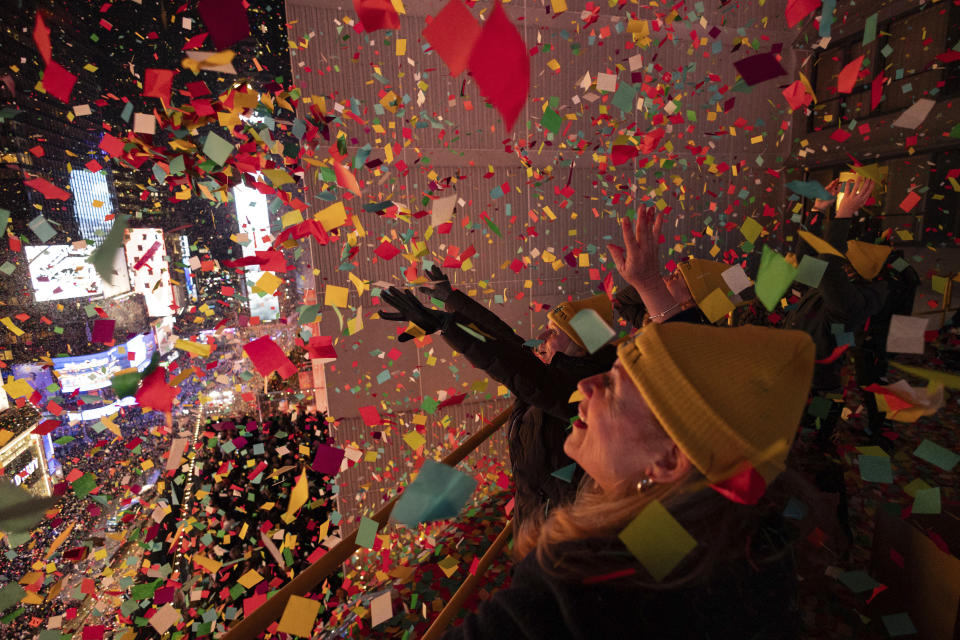 Voluntarios de Times Square Alliance arrojan confeti segundos después del inicio del año nuevo desde el New York Marriott Marquis, en Times Square, Nueva York, el 1 de enero de 2024. (AP Foto/Yuki Iwamura)