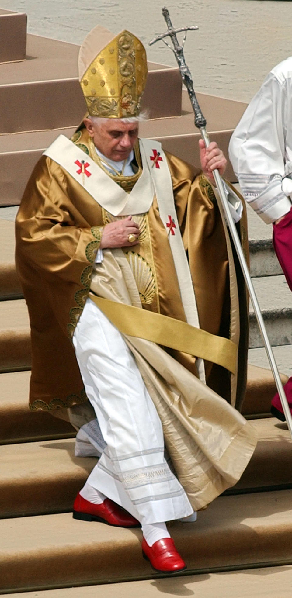 El Papa Benedicto XVI con todo el atuendo dorado y rojo, el cual hasta el momento, ha relegado por el Papa Francisco. AP Photo/Jasper Juinen