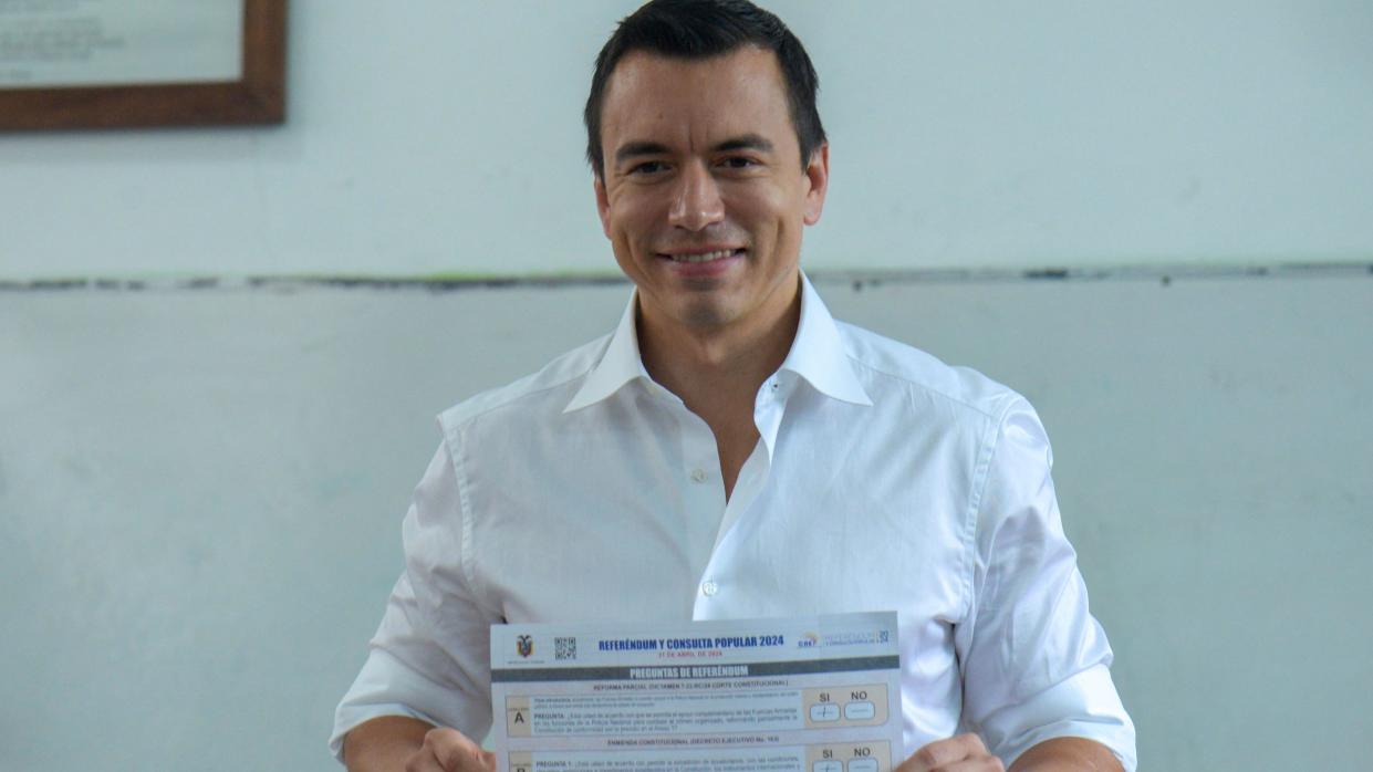 Daniel Noboa muestra una hoja con las preguntas que se votaron en la consulta popular que promovió en Ecuador