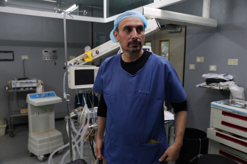 El médico palestino Ahmed Al-Mughraby, jefe del departamento de cirugía plástica del hospital Nasser, habla con Reuters en el Hospital Europeo de Gaza, en medio del conflicto en curso entre Israel y el grupo islamista palestino Hamás, en Jan Yunis, en el sur de la Franja de Gaza