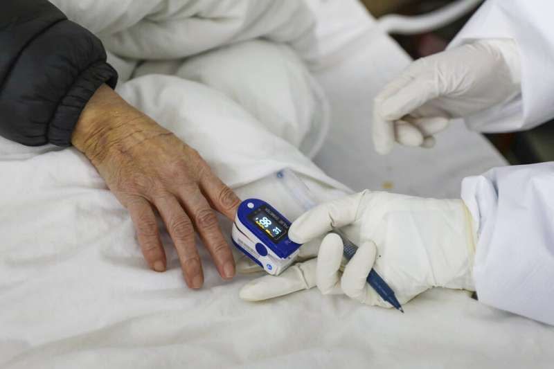武漢肺炎肆虐，武漢的金鷹潭醫院正在努力救治病患。（美聯社）