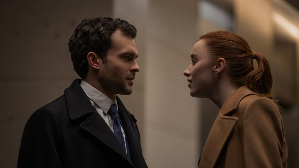 fair play l to r alden ehrenreich as luke and phoebe dynevor as emily in fair play cr sergej radovic courtesy of netflix