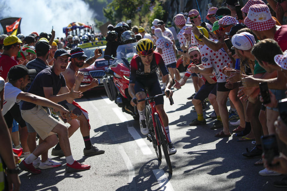 Thomas Pidcock asciende al Alpe D'Huez rumbo a la victoria en la 12da etapa del Tour de Francia, el jueves 14 de julio de 2022. (AP Foto/Daniel Cole)