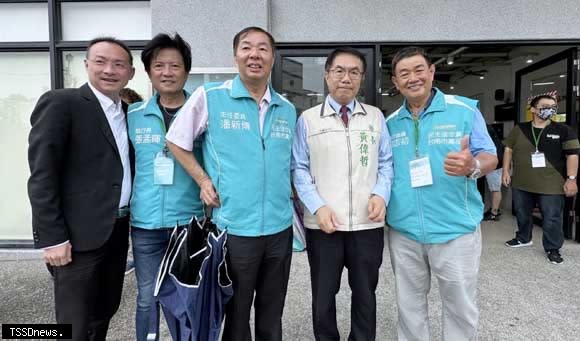 民進黨辦理全國黨代表暨地方主委選舉黨員投票，市長黃偉哲也善盡黨員義務投下神聖一票。（記者李嘉祥攝）