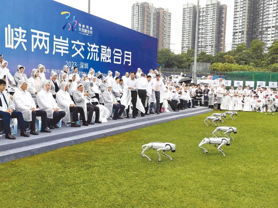 深圳「海峽兩岸交流融合月」啟動儀式11日上午冒雨登場，深圳科研實力強大，現場展示的機器狗成為來賓眼中焦點。   圖／李書良