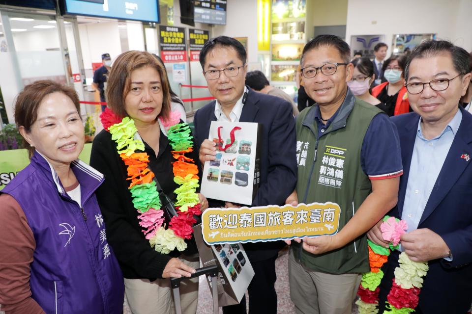 黃偉哲市長於臺南航空站致贈首航紀念迎賓禮，讓泰國貴賓一抵達臺南就收到滿滿的溫暖。（圖：南市府提供）