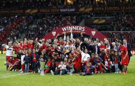 Sevilla celebrate with their families and the trophy after winning the UEFA Europa League Final Reuters / Carl Recine - RTX1EUAO