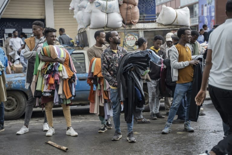 Vendeurs de vêtements dans le quartier historique de Merkato à Addis-Abeba, en Éthiopie, le 14 septembre 2024. (Amanuel Sileshi)