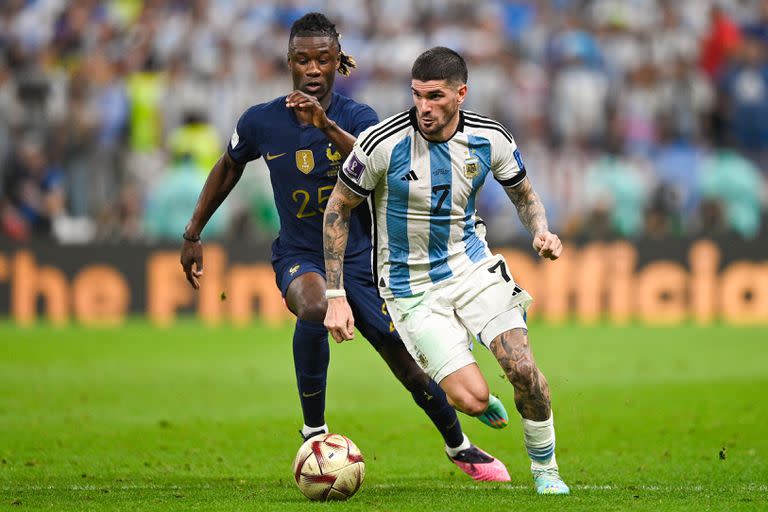 LUSAIL CITY, QATAR - DECEMBER 18: Eduardo Camavinga of France battles for the ball with Rodrigo De Paul of Argentina during the Final - FIFA World Cup Qatar 2022 match between Argentina and France at the Lusail Stadium on December 18, 2022 in Lusail City, Qatar (Photo by Pablo Morano/BSR Agency/Getty Images)