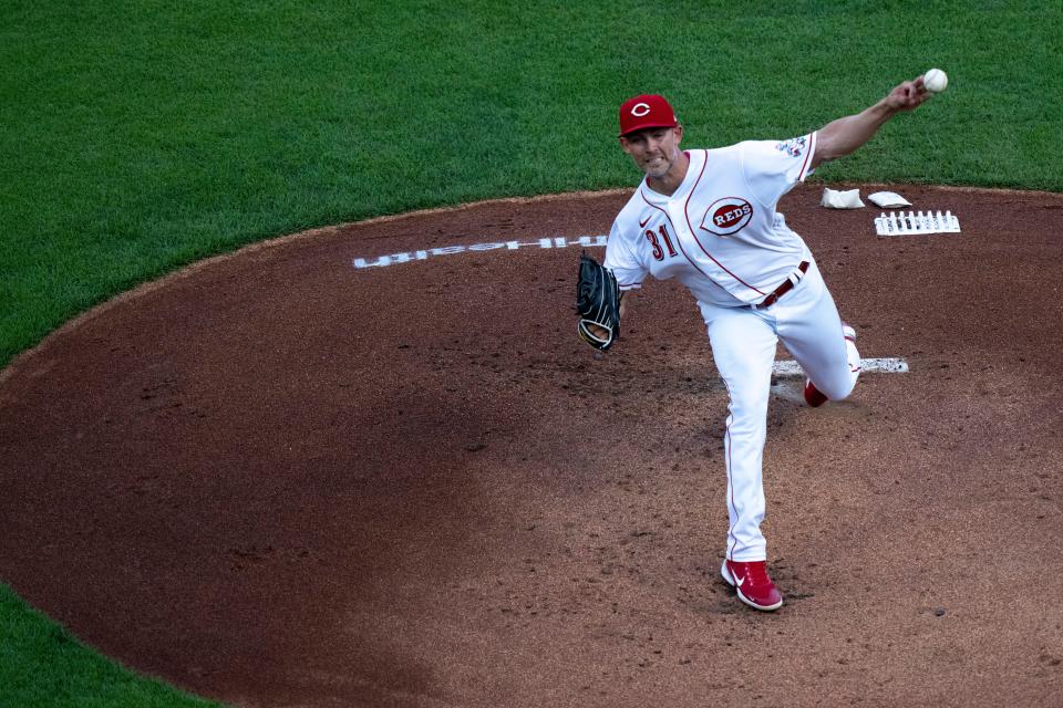 Reds pitcher Mike Minor throws a pitch in the first inning of a game against the Cardinals on Aug. 31.
