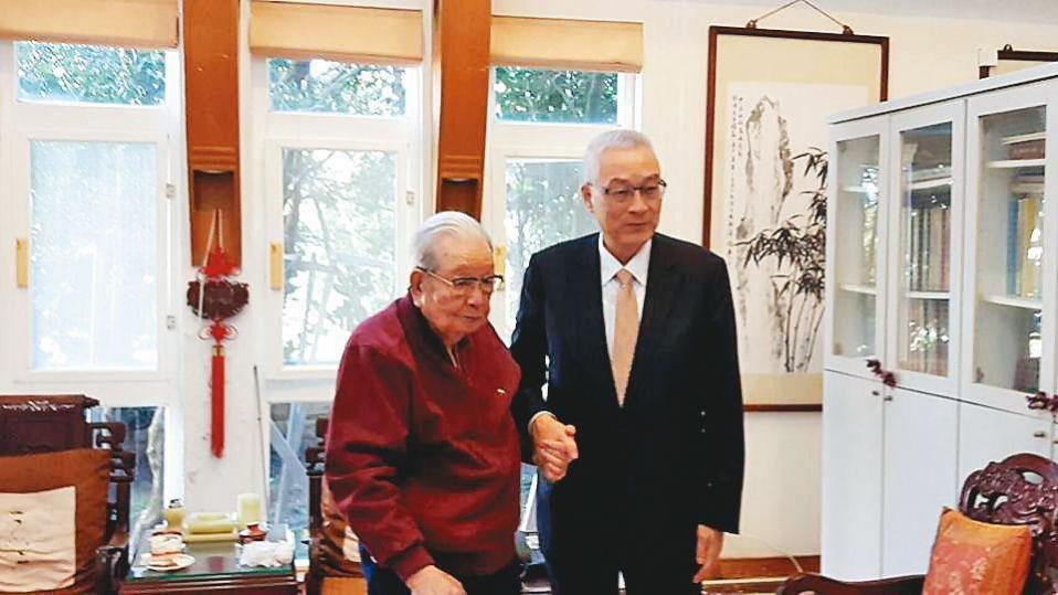 邱創煥（左）是國民黨大老，前國民黨主席吳敦義（右）經常向其請益。（翻攝臉書）