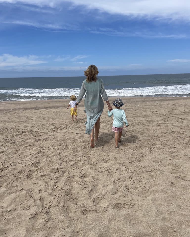 Alejandra Silva junto a sus hijos tras la recuperación de Richard Gere